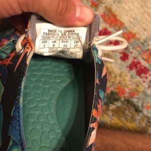 Men’s Reef Sidewalk surfers